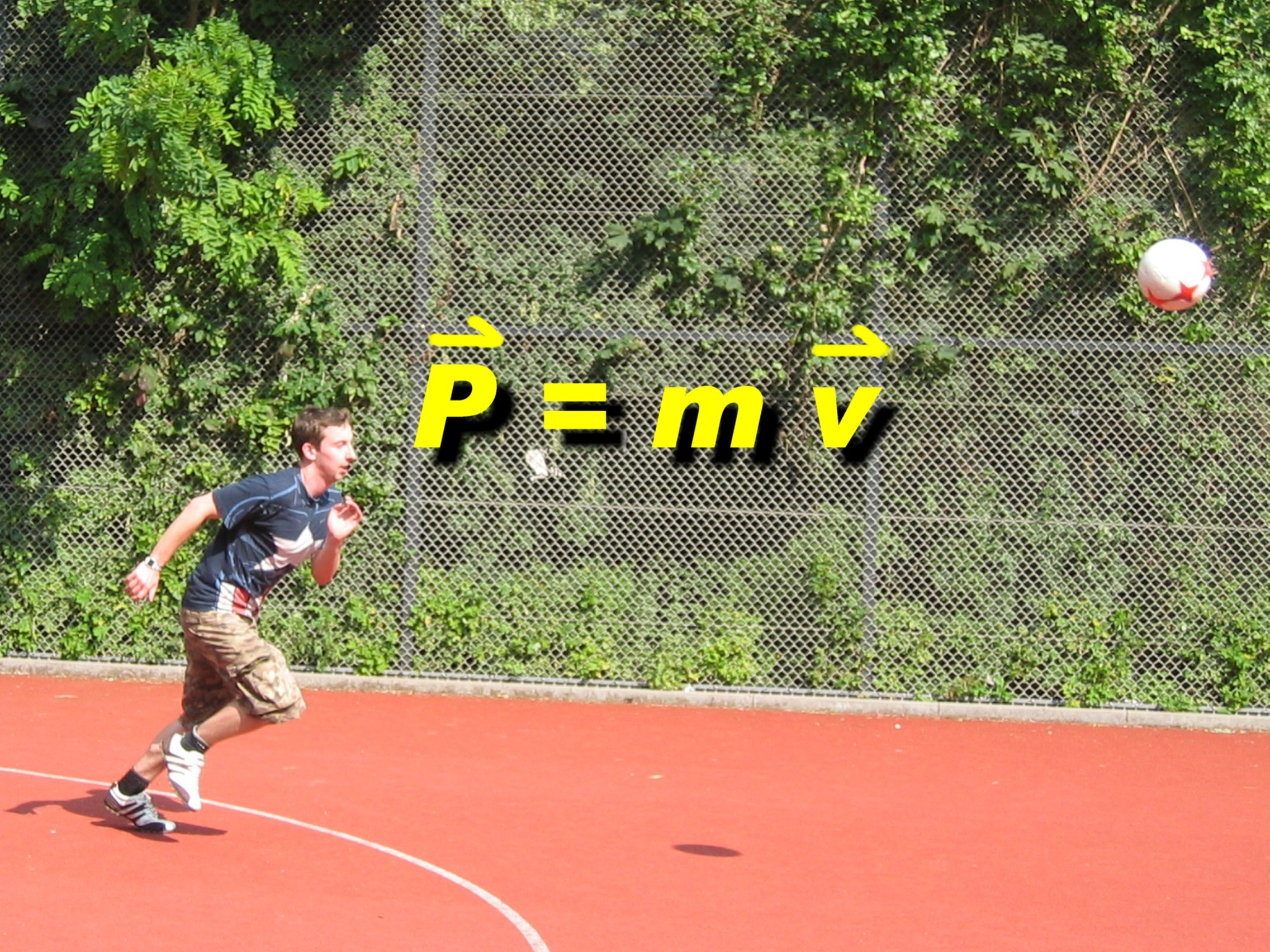 Ein typischer Spieler auf einem Bolzplatz in Berlin-Kreuzberg. Der Impuls ist eine Bewegungsgröße und er ist um so größer, je schneller und schwerer der Ball ist, welcher gegen den Ballfangzaun prallt.